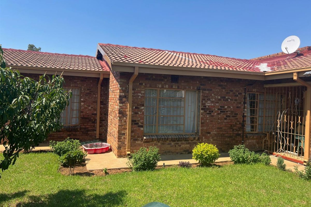 3 bedroom house golf view mafikeng for sale - Photo 3