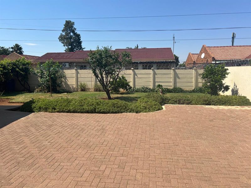 3 bedroom house golf view mafikeng for sale - Photo 5
