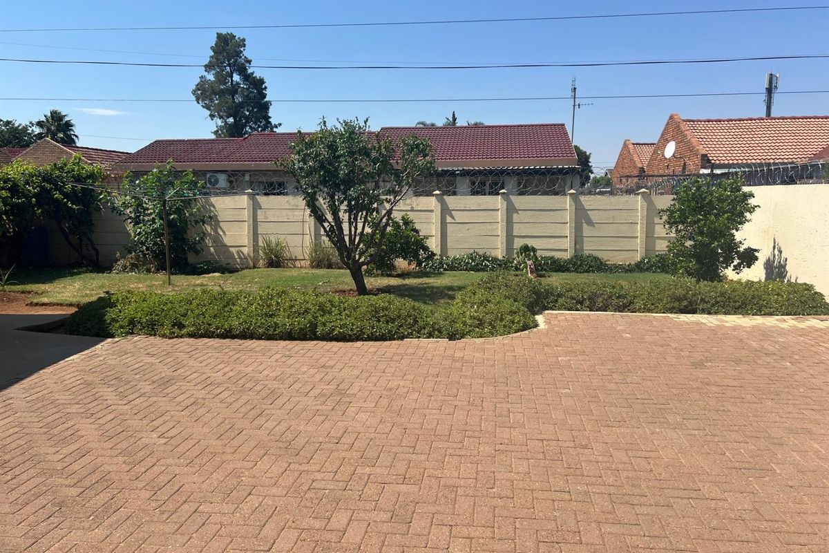 3 bedroom house golf view mafikeng for sale - Photo 5
