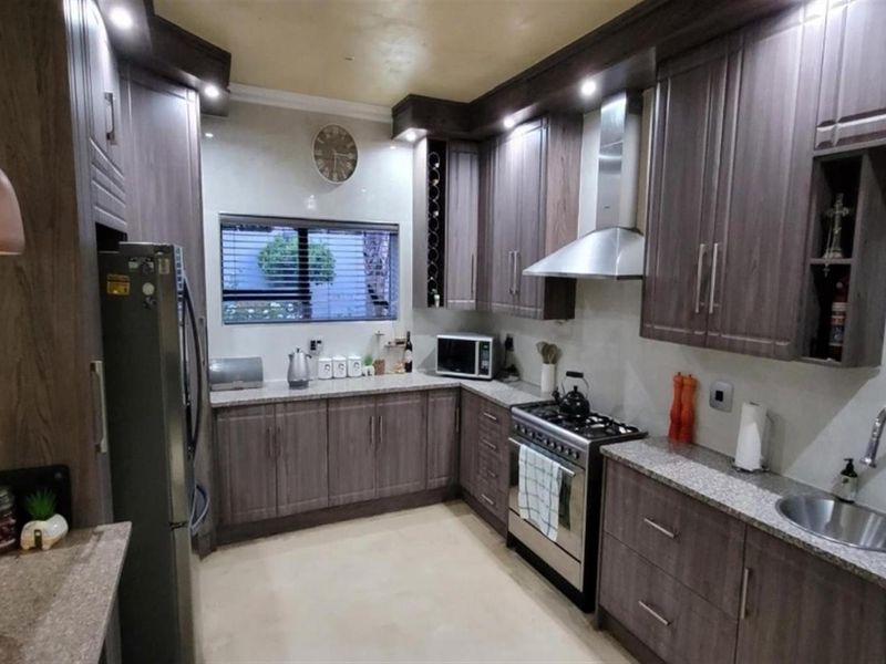 Modern 3-Bedroom Home + Separate Flatlet in Rynfield - Photo 2