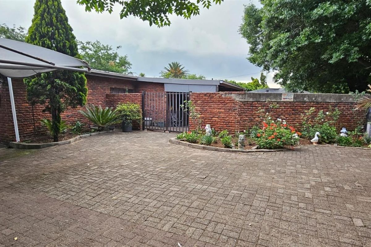 Spacious 4-Bedroom Family Home with Entertainment Flair - Photo 2