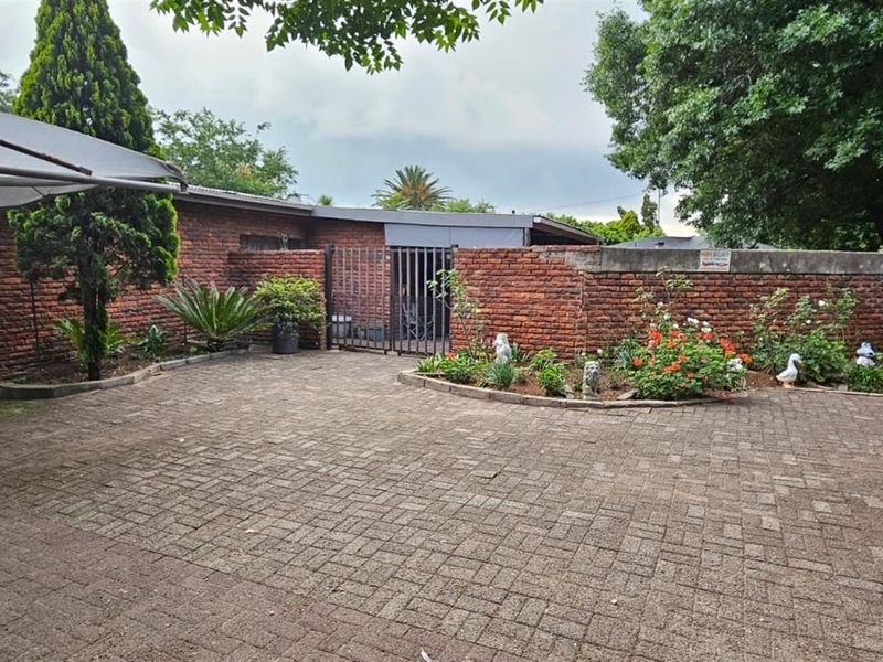 Spacious 4-Bedroom Family Home with Entertainment Flair - Photo 2