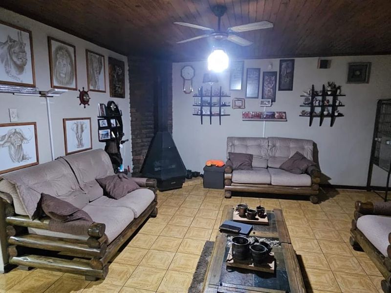 Spacious 4-Bedroom Family Home with Entertainment Flair - Photo 3