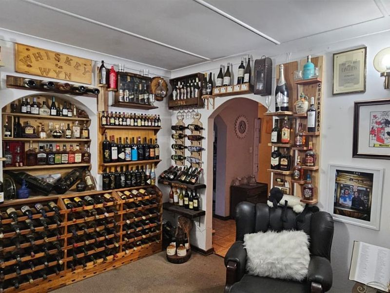 Spacious 4-Bedroom Family Home with Entertainment Flair - Photo 6