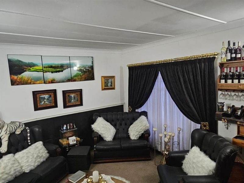 Spacious 4-Bedroom Family Home with Entertainment Flair - Photo 7