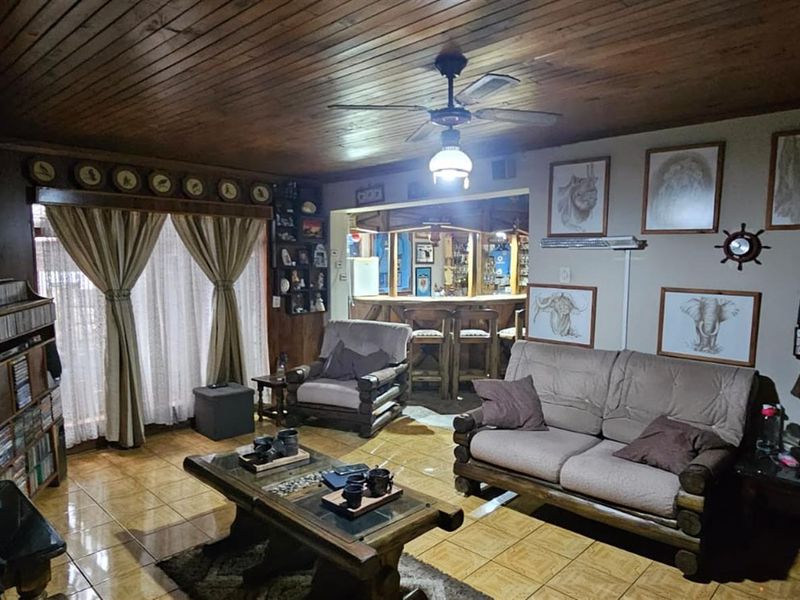 Spacious 4-Bedroom Family Home with Entertainment Flair - Photo 4