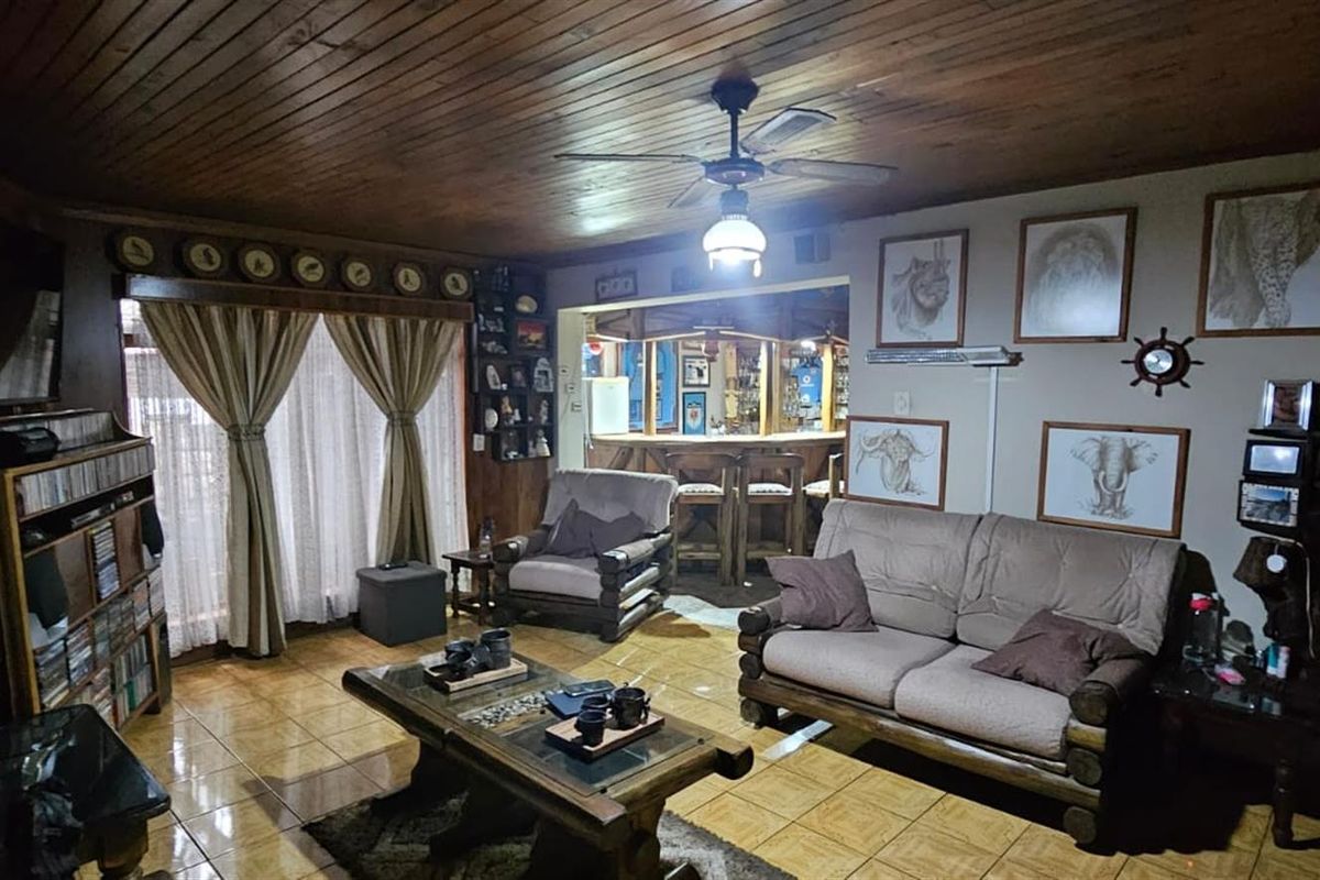 Spacious 4-Bedroom Family Home with Entertainment Flair - Photo 4