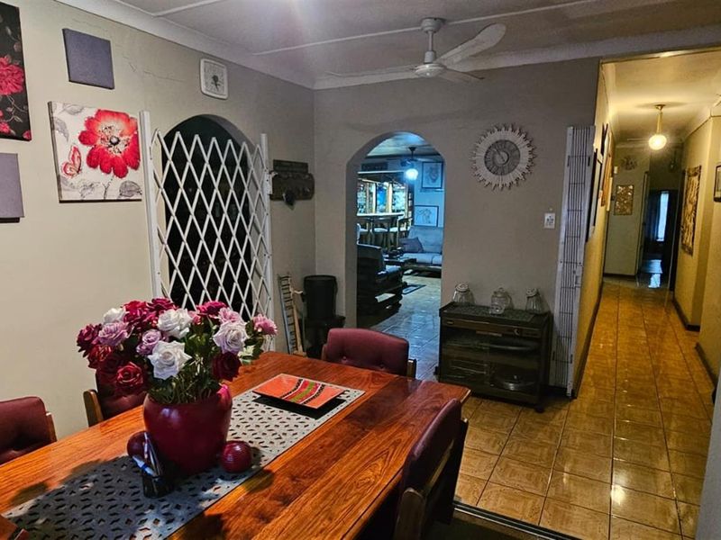 Spacious 4-Bedroom Family Home with Entertainment Flair - Photo 10