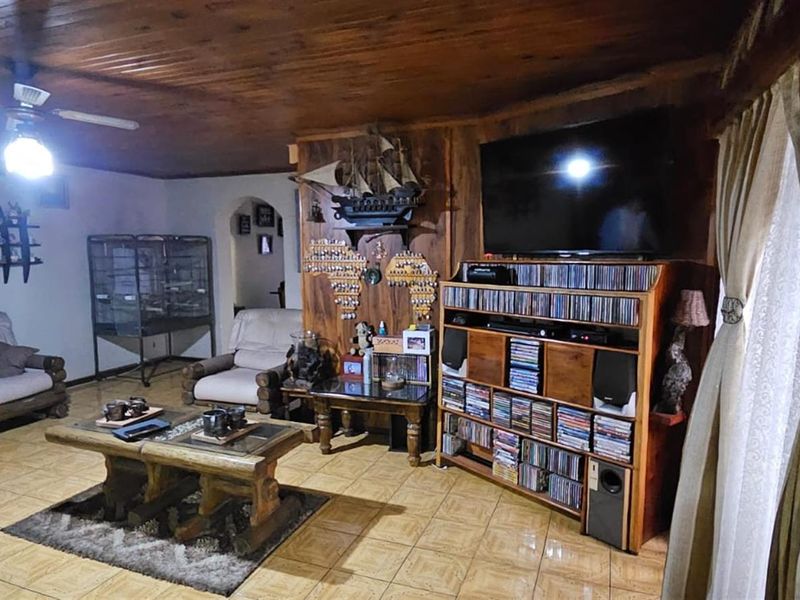 Spacious 4-Bedroom Family Home with Entertainment Flair - Photo 5