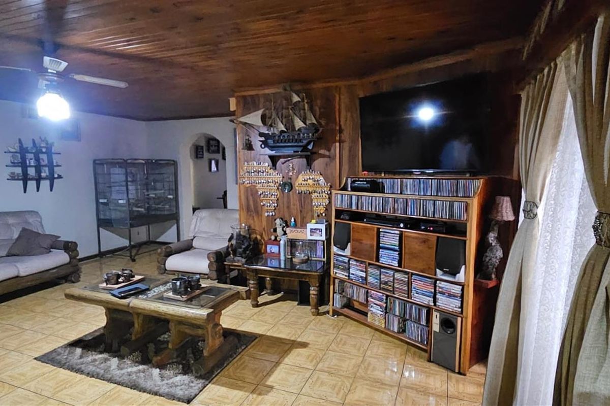 Spacious 4-Bedroom Family Home with Entertainment Flair - Photo 5