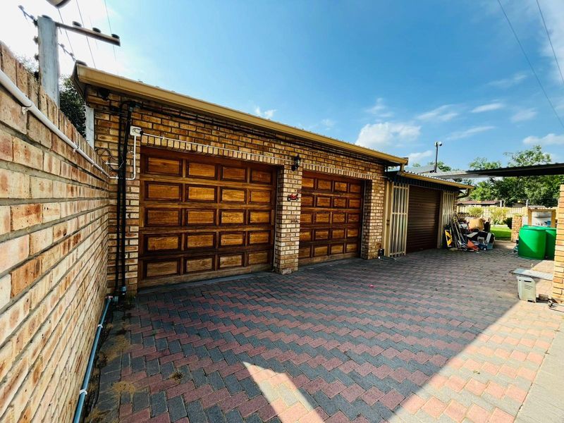 Charming 4-Bedrooms House For Sale in Sasolburg Ext 12, Sasolburg - Photo 3