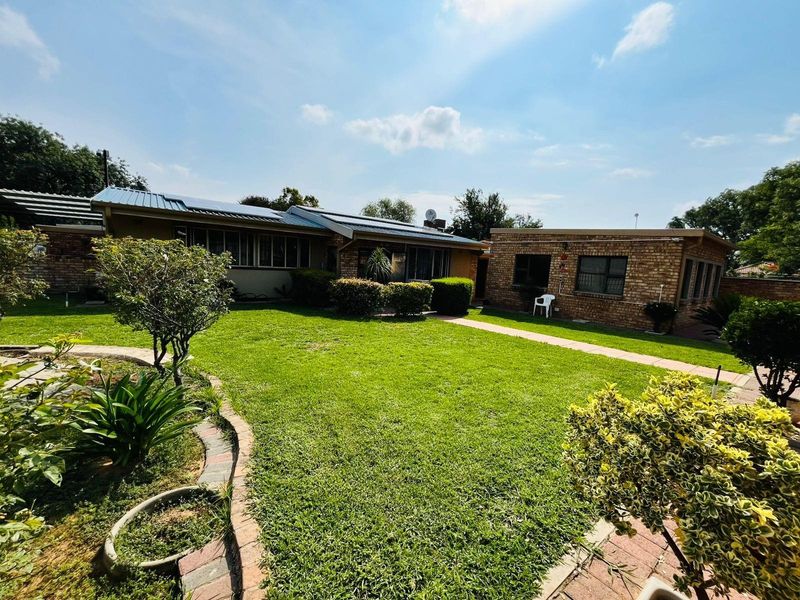 Charming 4-Bedrooms House For Sale in Sasolburg Ext 12, Sasolburg - Photo 2