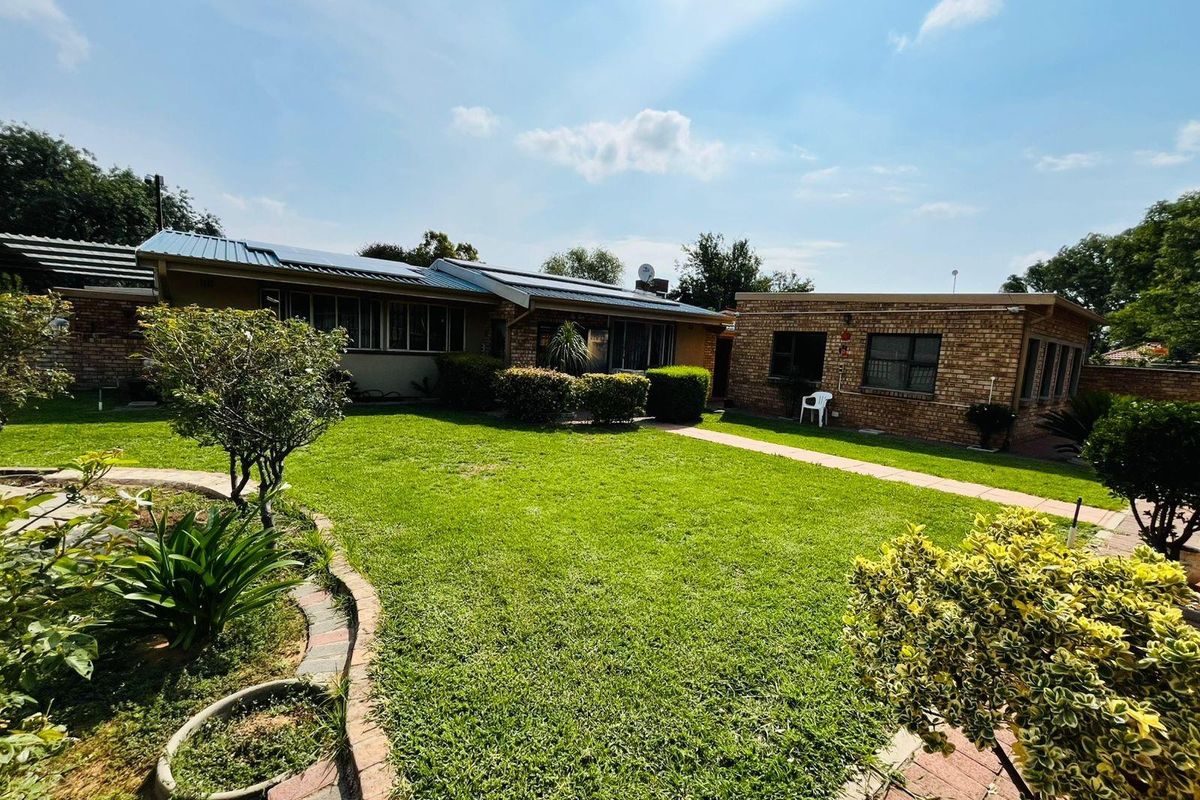 Charming 4-Bedrooms House For Sale in Sasolburg Ext 12, Sasolburg - Photo 2