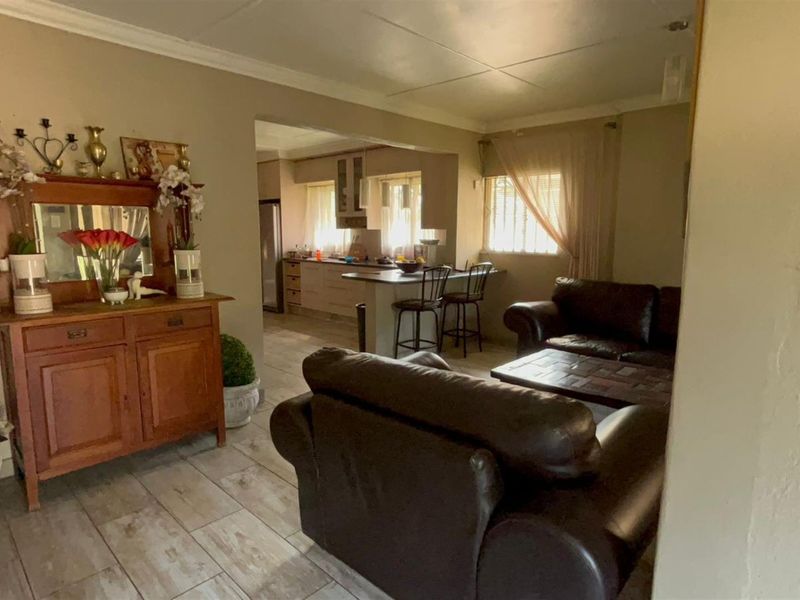 Charming 4-Bedrooms House For Sale in Sasolburg Ext 12, Sasolburg - Photo 5