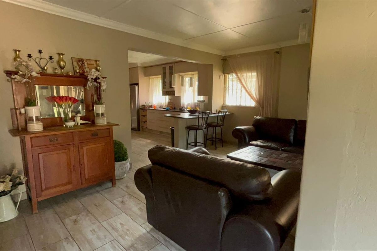 Charming 4-Bedrooms House For Sale in Sasolburg Ext 12, Sasolburg - Photo 5