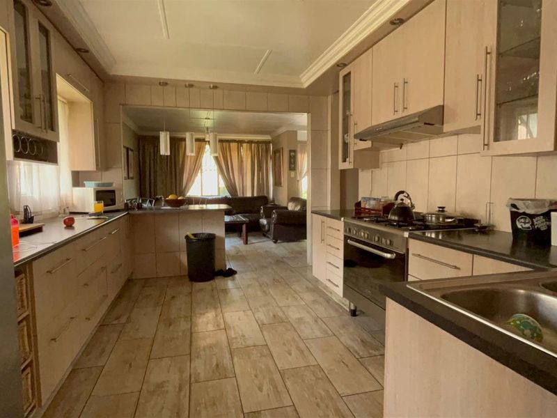 Charming 4-Bedrooms House For Sale in Sasolburg Ext 12, Sasolburg - Photo 4