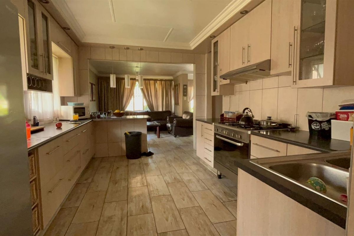 Charming 4-Bedrooms House For Sale in Sasolburg Ext 12, Sasolburg - Photo 4