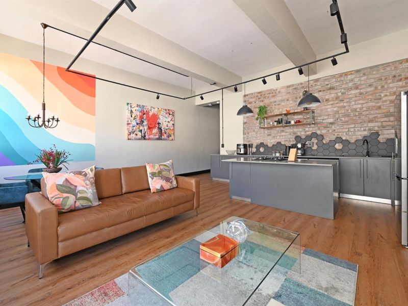 PRICED TO SELL: ONE OF THE LARGEST 1 BED APARTMENTS IN CAPE TOWN (SUBJECT TO VAT) NO TRANSFER - Photo 2
