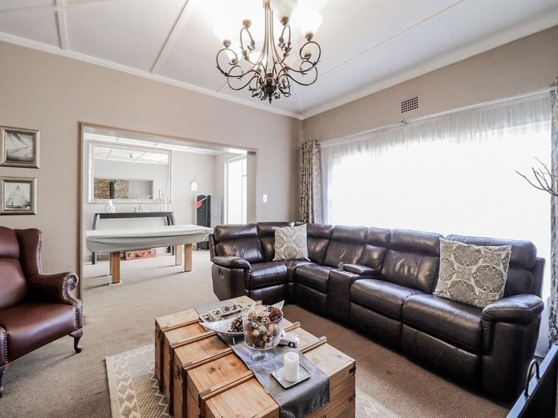 Charming 5-Bedroom Home with Timeless Wooden Floors & Exceptional Living Space - Photo 5