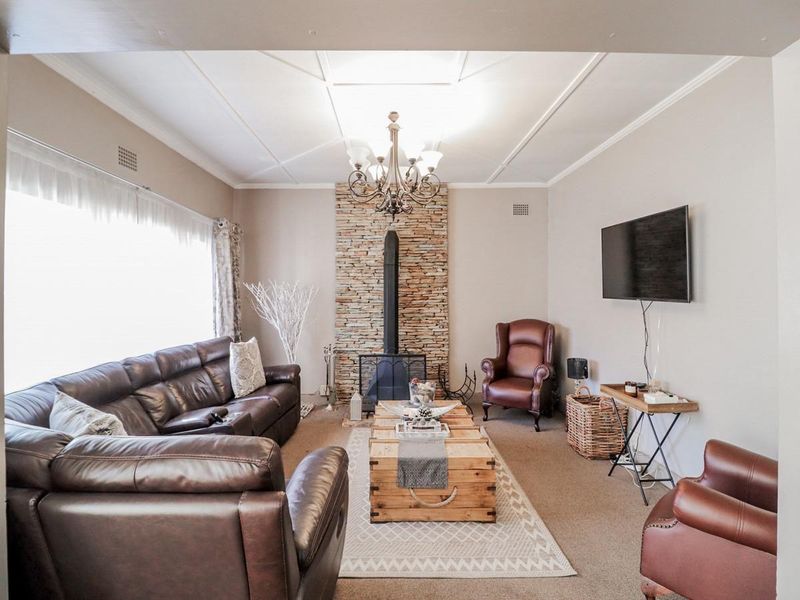 Charming 5-Bedroom Home with Timeless Wooden Floors & Exceptional Living Space - Photo 4