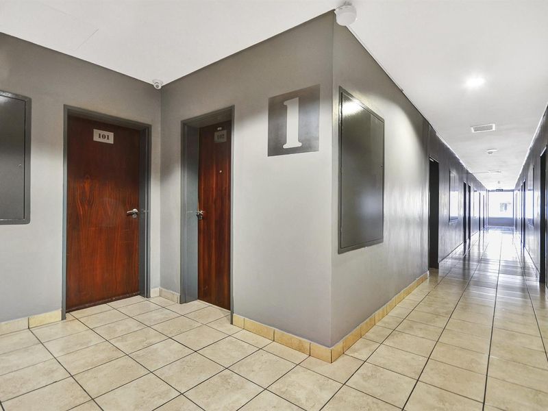 Apartment For Sale in Braamfontein, Johannesburg - Photo 8