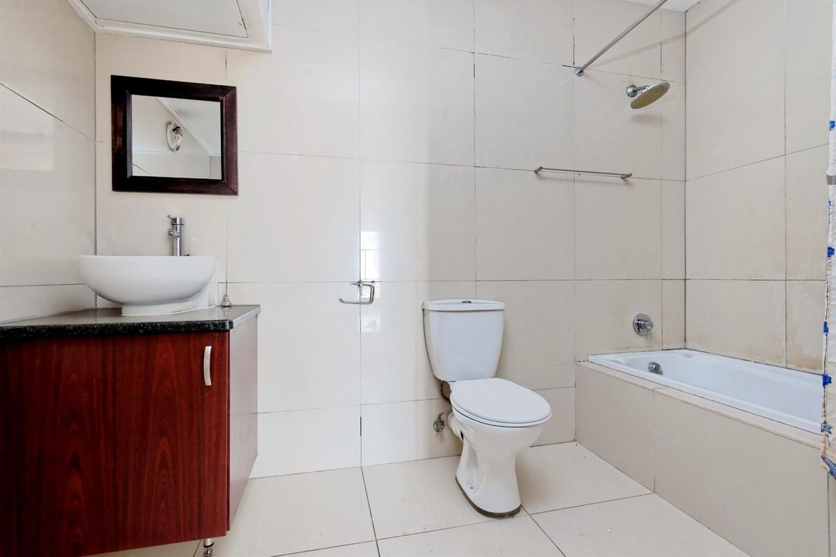 Apartment For Sale in Braamfontein, Johannesburg - Photo 2