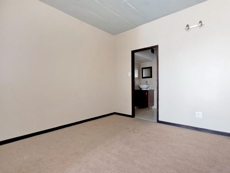 Apartment For Sale in Braamfontein, Johannesburg - Photo 4