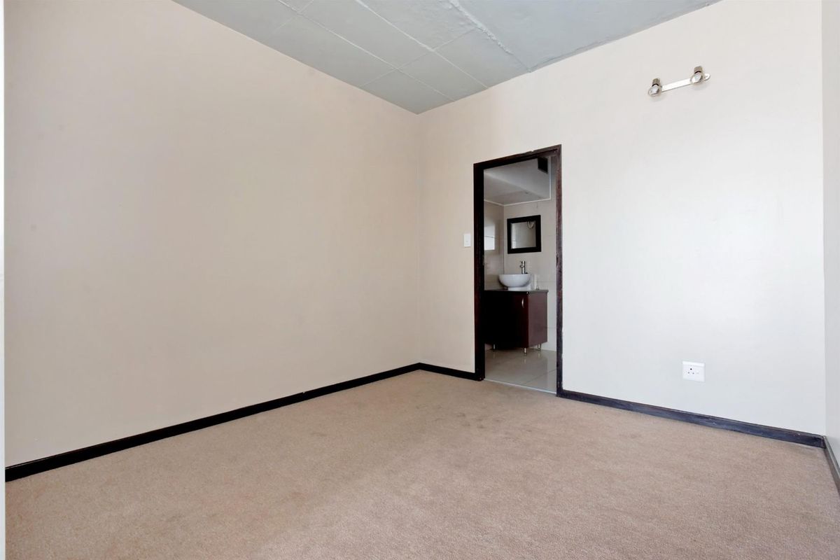 Apartment For Sale in Braamfontein, Johannesburg - Photo 4
