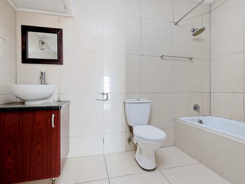 Apartment For Sale in Braamfontein, Johannesburg - Photo 3
