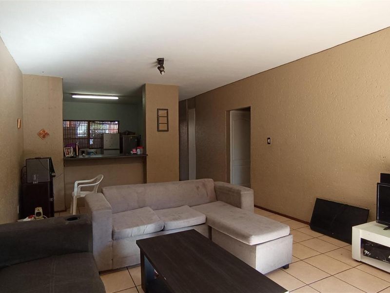 Apartment For Sale in Windsor East, Randburg 92 Squares. - Photo 6