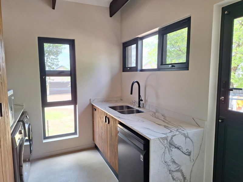 Stylish Lock up and Go close to Hoedspruit - Photo 9