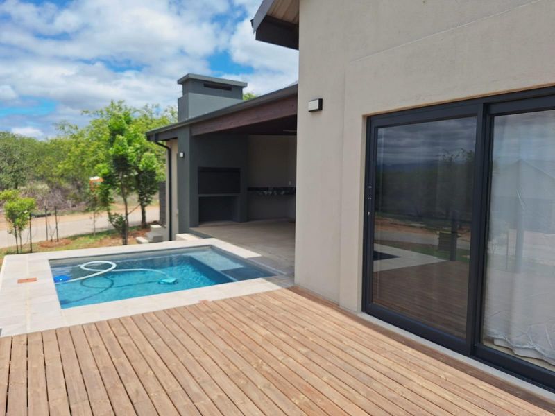 Stylish Lock up and Go close to Hoedspruit - Photo 2