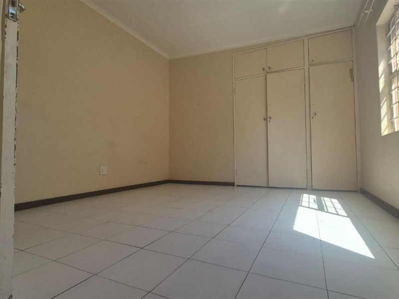 Three-bedroom family home in Bo Dorp Rustenburg available immediately in Von Wielligh Street - Photo 8