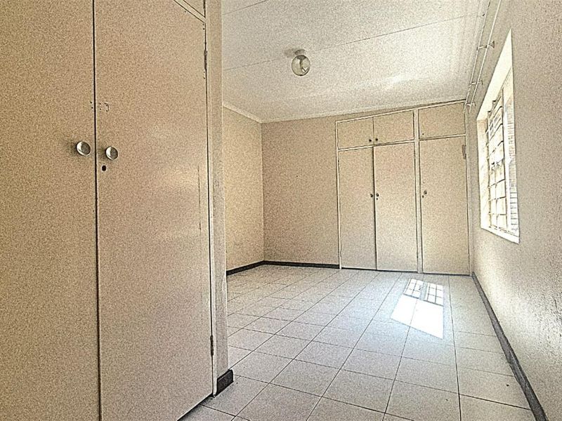 Three-bedroom family home in Bo Dorp Rustenburg available immediately in Von Wielligh Street - Photo 6