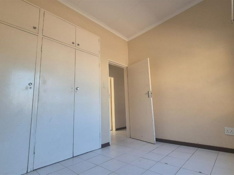 Three-bedroom family home in Bo Dorp Rustenburg available immediately in Von Wielligh Street - Photo 9
