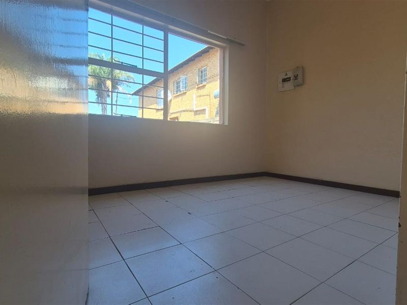 Three-bedroom family home in Bo Dorp Rustenburg available immediately in Von Wielligh Street - Photo 7