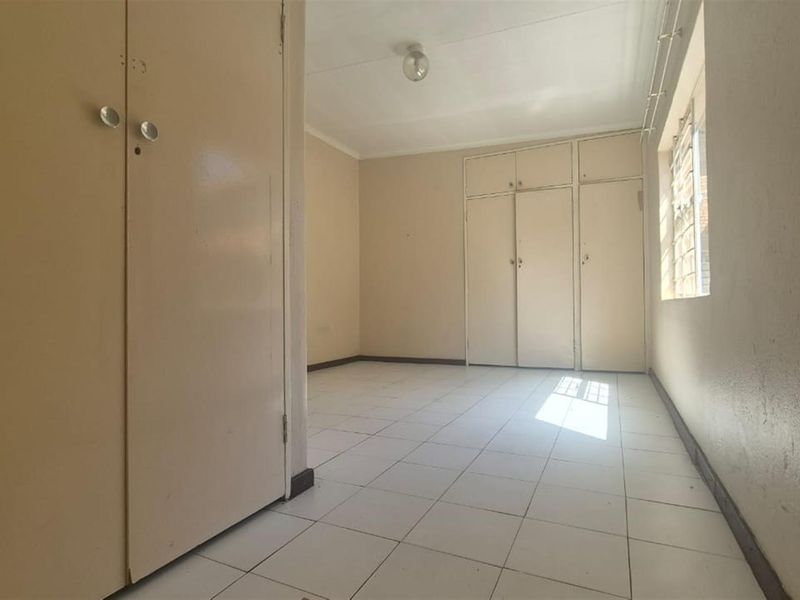 Three-bedroom family home in Bo Dorp Rustenburg available immediately in Von Wielligh Street - Photo 3