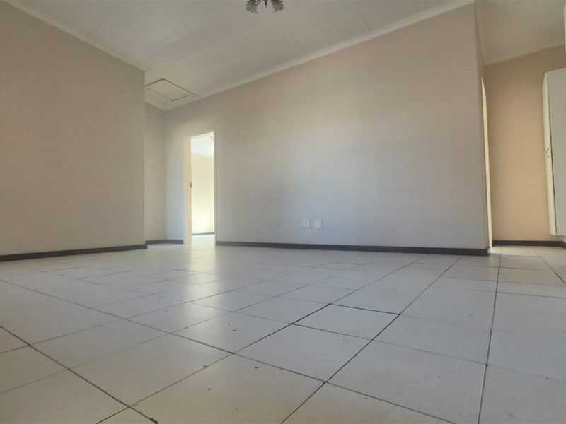 Three-bedroom family home in Bo Dorp Rustenburg available immediately in Von Wielligh Street - Photo 2