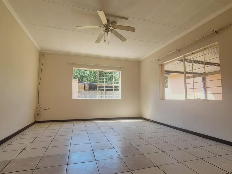 Three-bedroom family home in Bo Dorp Rustenburg available immediately in Von Wielligh Street - Photo 5