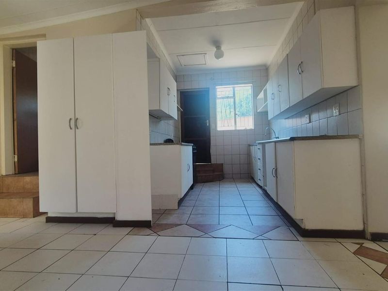 Three-bedroom family home in Bo Dorp Rustenburg available immediately in Von Wielligh Street - Photo 4