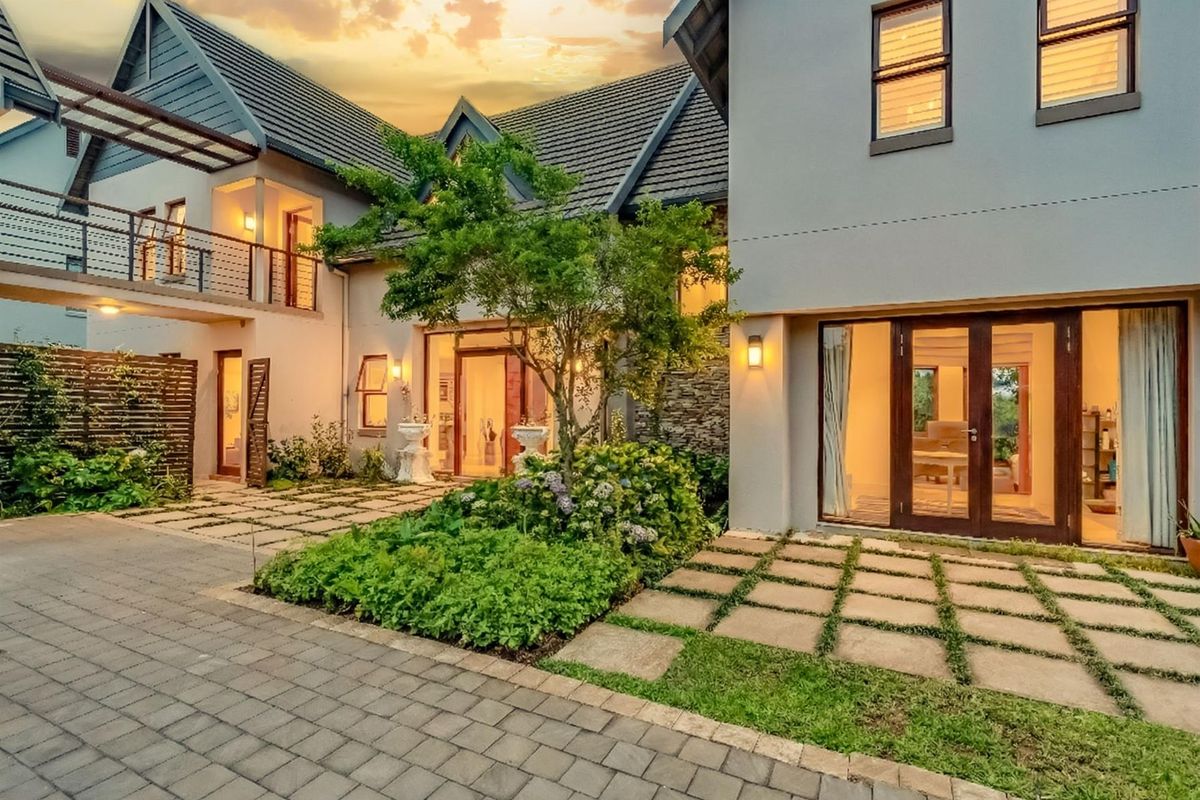 Luxury Farmhouse Living in Coombe Hill - Photo 2