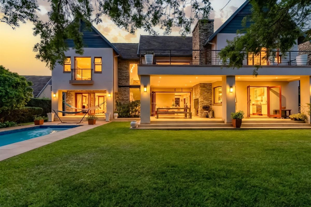 Luxury Farmhouse Living in Coombe Hill - Photo 3