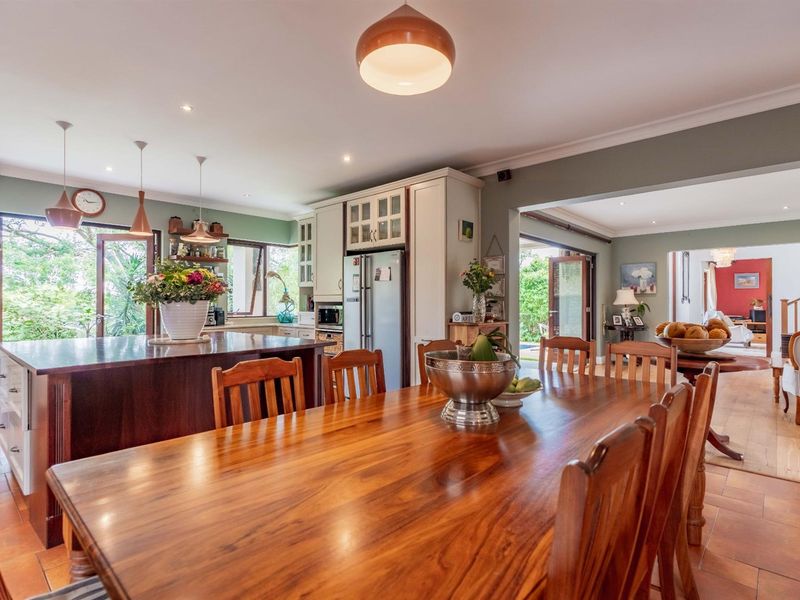 Luxury Farmhouse Living in Coombe Hill - Photo 8