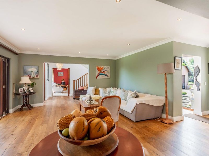 Luxury Farmhouse Living in Coombe Hill - Photo 4