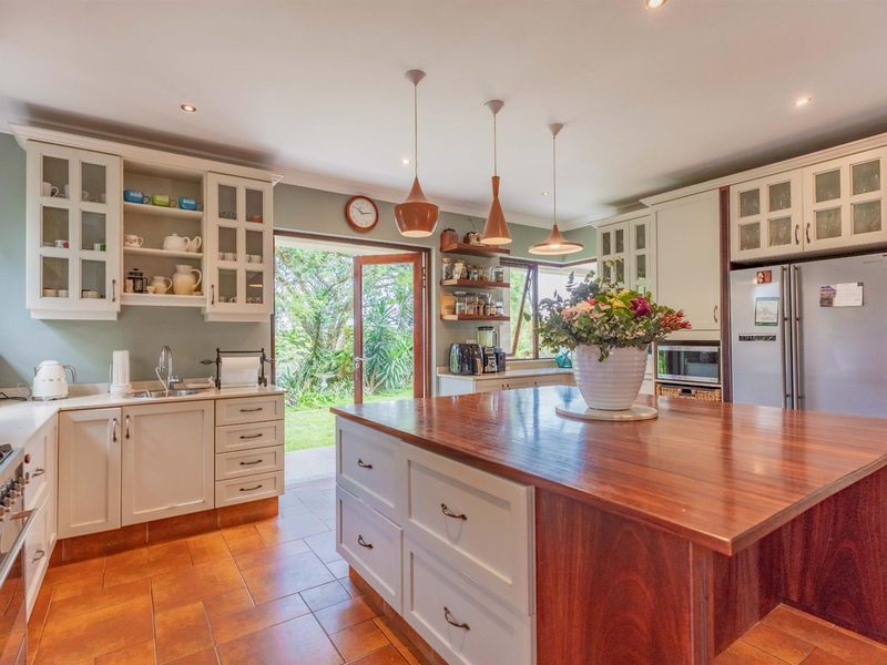 Luxury Farmhouse Living in Coombe Hill - Photo 9