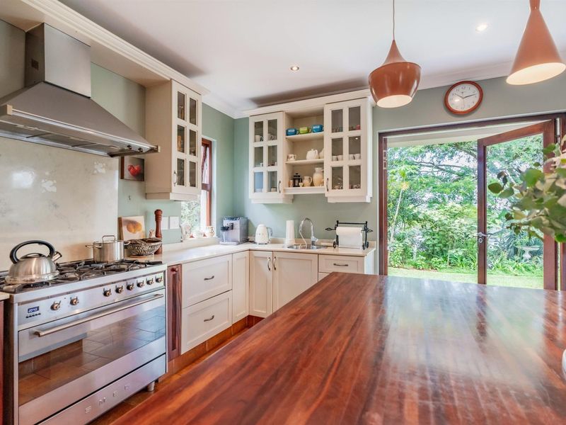 Luxury Farmhouse Living in Coombe Hill - Photo 10