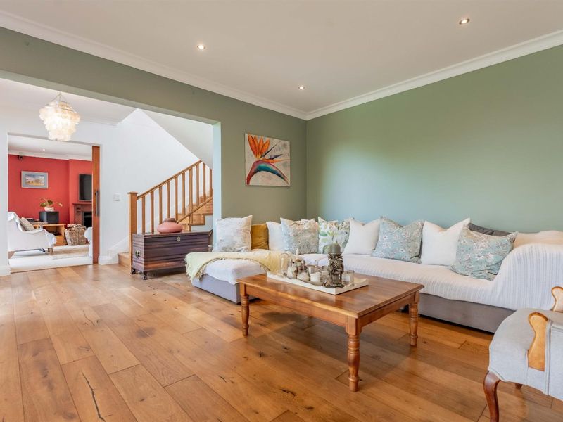 Luxury Farmhouse Living in Coombe Hill - Photo 5