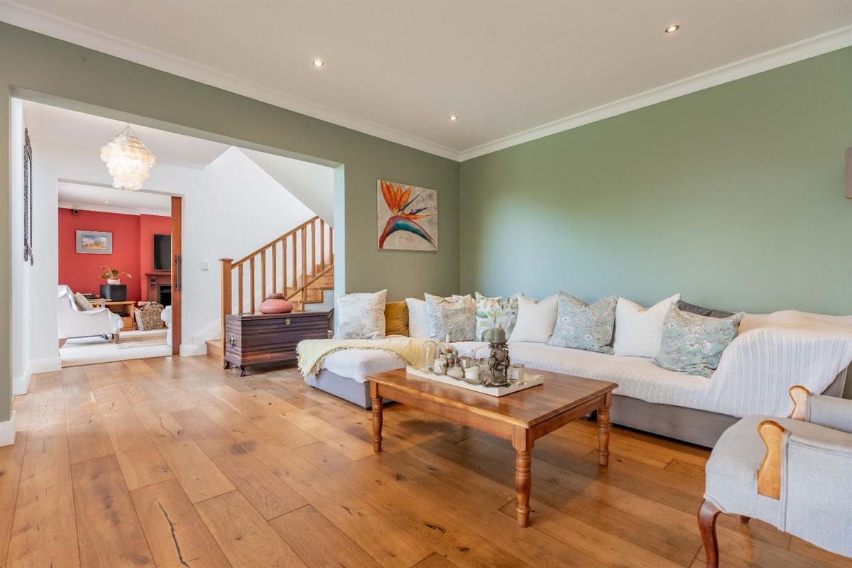 Luxury Farmhouse Living in Coombe Hill - Photo 5