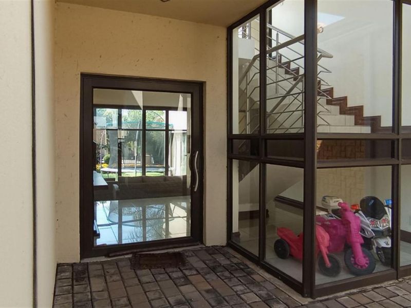 Luxurious 4-Bedroom Home for Sale in Blue Valley Golf Estate - Photo 10