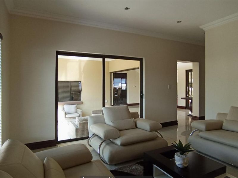 Luxurious 4-Bedroom Home for Sale in Blue Valley Golf Estate - Photo 9